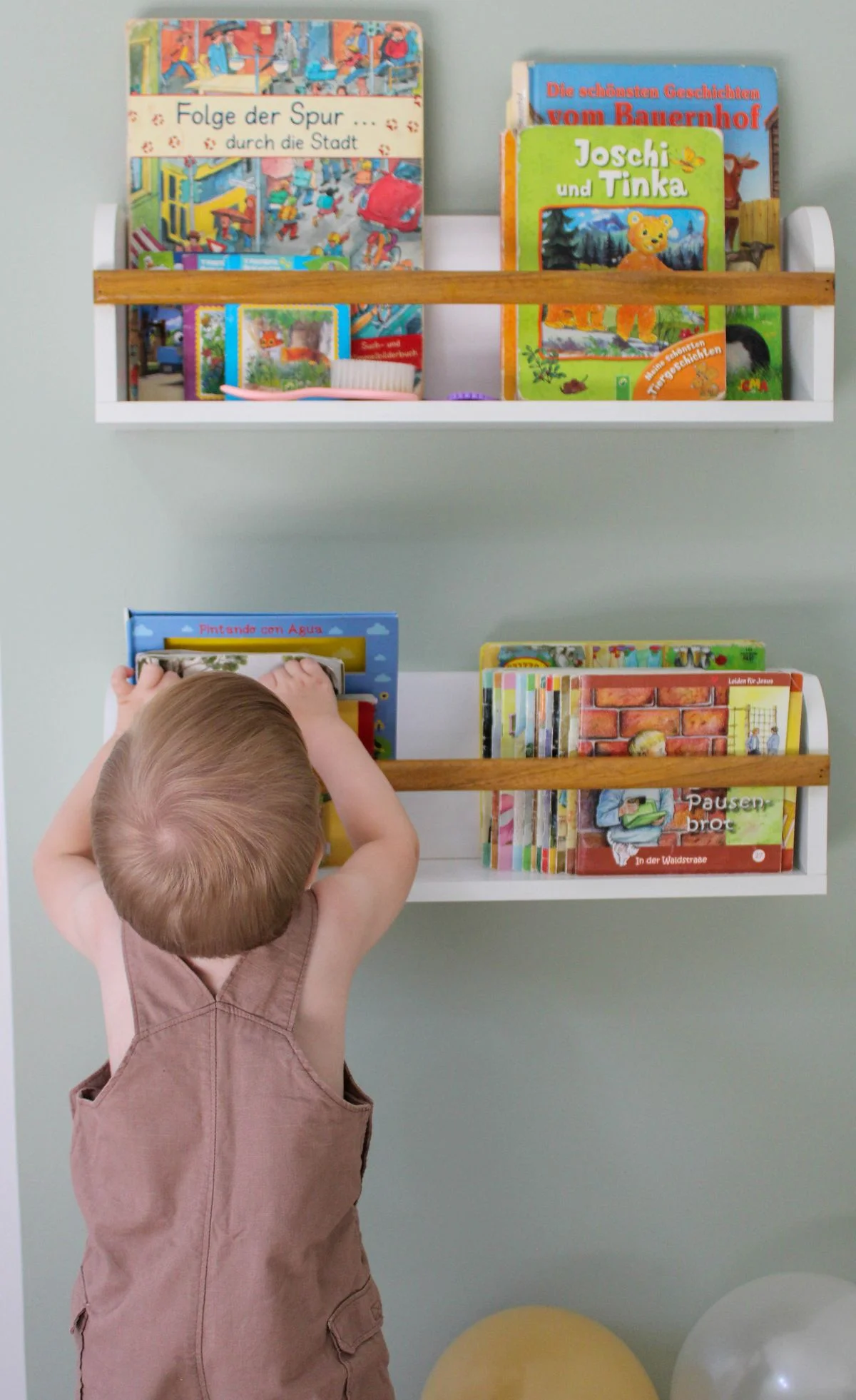 Book sling shelf for toddlers