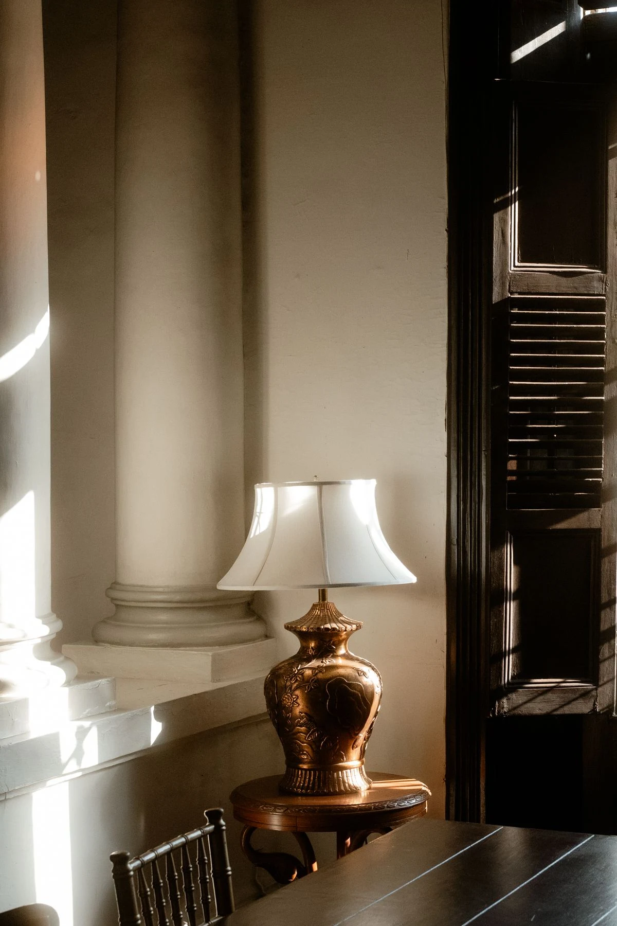 Brass table lamps on side tables in a traditional living room