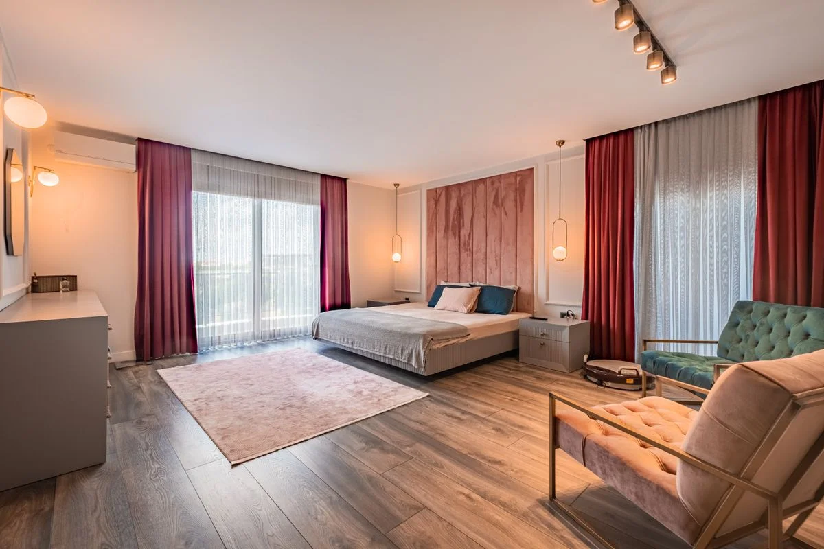 Pink area rug beside a bed in a bedroom